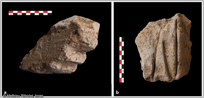 Vestiges découverts dans l'emprise du théâtre du sanctuaire gallo-romain d'Estrées-Saint-Denis (Oise), 2014. a/ Fragment de corniche moulurée ; b/Fragment de statuaire (drapé). 