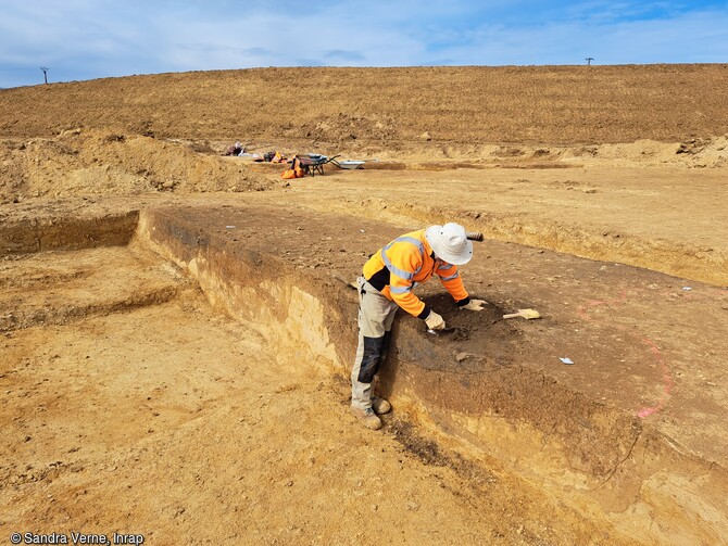 Archéologue fouillant une fosse à Arc-sur-Tille (Côte-D'Or)