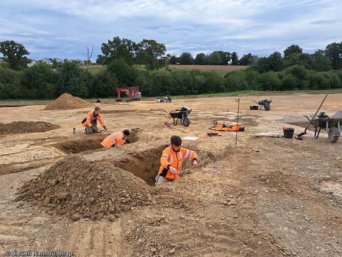 Vue du chantier de fouille à Argentré-du-Plessis (Ille-et-Vilaine) en 2023. L'essentiel des vestiges retrouvés datant principalement de l'époque carolingienne, correspondent à des fosses ou fossés creusés dans la terre. Le travail des archéologues consiste donc à retrouver dans le sol les traces de ces structures  en creux  qui se matérialisent par des simples différences de couleur. 