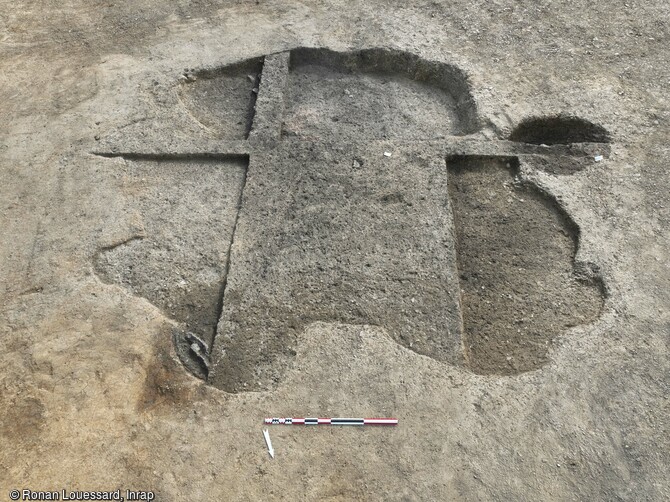 Exemple de vestige archéologique mis au jour dans une structure creusée dans le sol à Argentré-du-Plessis (Ille-et-Vilaine) en 2023. Ces vestiges datent principalement de l'époque carolingienne (IXe-Xe siècles). 