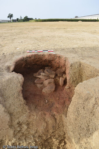Exemple de four retrouvé sur le site d'Argentré-du-Plessis (Ille-et-Vilaine) en 2023. L'essentiel des vestiges, datant principalement de l'époque carolingienne, ont été retrouvés dans des fosses ou fossés creusés dans la terre. Des traces fugaces de bâtiments ou de clôtures ont également été découvertes, ainsi que des fours et foyers.