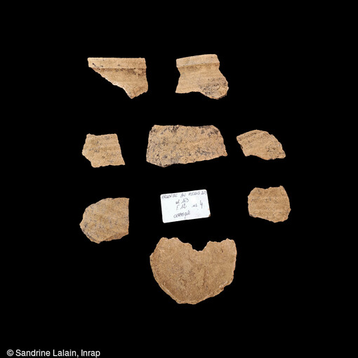 Pot en céramique (Xe-XIe siècles) découvert sur le site d'Argentré-du-Plessis (Ille-et-Vilaine) en 2023. 
