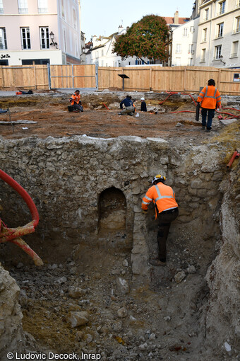 Une des caves en cours de fouille sur la place Saint-Maclou à Mantes-La-Jolie (Yvelines) en 2023. Les archéologues ont mis au jour un ancien faubourg qui rappelle les constructions médiévales datant des XIIe-XIVe siècles, ainsi qu'un réseau de caves au niveau de la partie est du chantier. 