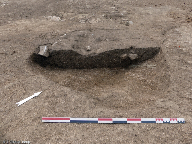 Exemple de fosse mise au jour à Bolquère (Pyrénées-Orientales) en 2023. Les traces humaines anciennes ne se composent que de structure en creux, fosses et trous de poteaux. 