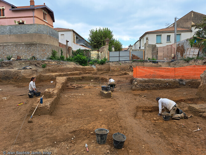 Un quartier du port fluvial antique en cours de fouille à Narbonne (Aude) en 2023. Dans la continuité d'opérations antérieures, cette fouille permet de documenter un quartier de la ville antique occupé du 1er au Ve siècle de notre ère, et dont l'activité est tournée vers le commerce et le stockage des marchandises diverses, en lien avec le port urbain fluvial de Narbo Martius. 