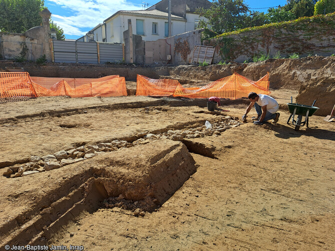 Un quartier du port fluvial antique en cours de fouille à Narbonne (Aude) en 2023. L'activité de ce quartier excentré de la ville antique, urbanisé plus d'un siècle et demi après la création de la Colonia Narbo Martius en -118, est tournée vers le commerce et le stockage des marchandises. Ce sont ainsi trois voire quatre entrepôts qui ont pu être partiellement dégagés sur ces 3 fouilles (2009, 2011, 2023). 