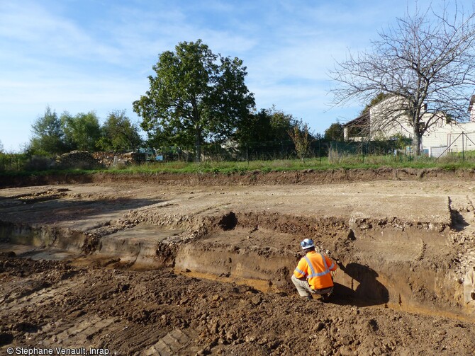 Vue en coupe du sol construit de la galerie de déambulation d'un des temples de l'ensemble cultuel antique de Saint-Valérien (Yonne).