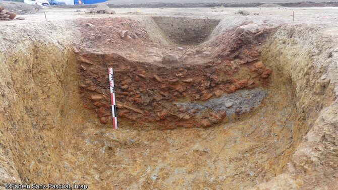 Fosse d'extraction mise au jour en 2020 à Beaupréau-en-Mauges (Maine-et-Loire) sur le site de l'atelier de tuileries médiévales, datant probablement du XIIe siècle. Elle est comblée par des tuiles creuses et des fragments de voûte de four à empreintes de pots. 