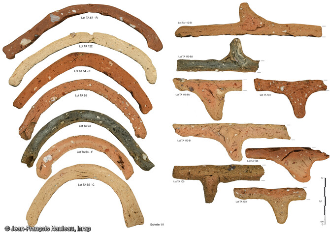 Découpes longitudinales et transversales de tuiles creuses, avec et sans crochet découvertes sur le site de l'atelier de tuileries médiévales (datant probablement du XIIe siècle) à Beaupréau-en-Mauges (Maine-et-Loire) en 2020. 