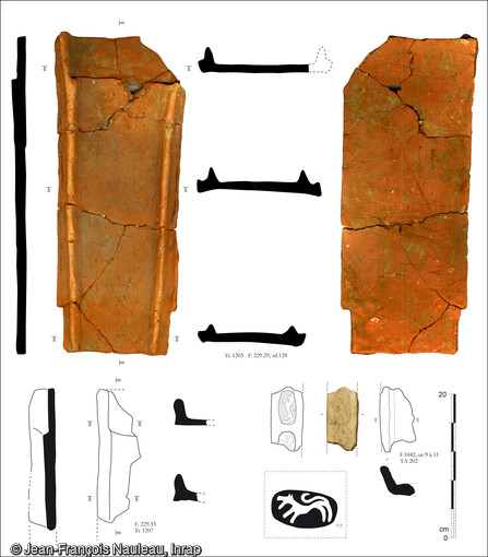 Dérivés de tegula, dont un exemplaire avec une estampille représentant un loup à queue en panache, découverts sur le site de l'atelier de tuileries médiévales (datant probablement du XIIe siècle) à Beaupréau-en-Mauges (Maine-et-Loire) en 2020.