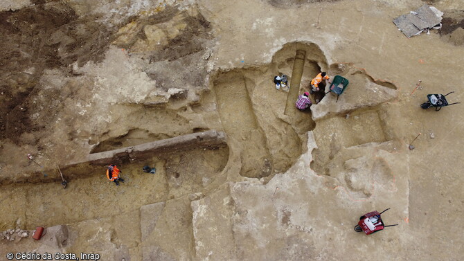 Vue générale de l'occupation de l'âge du Fer en fin de fouille à Béziers (Hérault) en 2023. Un habitat de l'âge du Fer a été identifié sur un épais remblai qui comble une zone excavée ayant au préalable servi de carrière d'argile. 