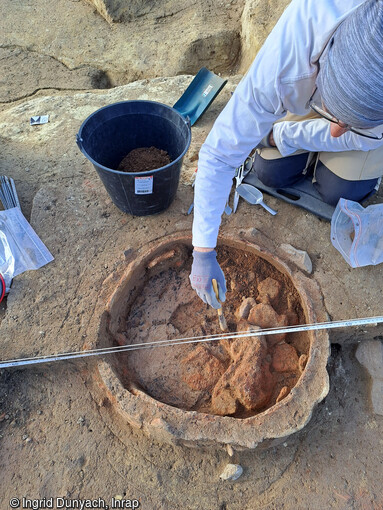 Le four domestique avec une partie de la voûte effondrée à l'intérieur, mis au jour au cours de la fouille de la maison de l'âge du Fer à Béziers (Hérault) en 2023.