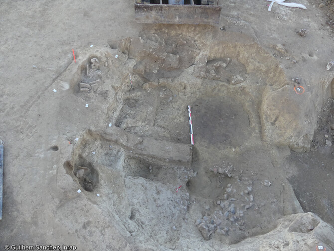 Vue générale d'une fosse monumentale du Néolithique final en cours de fouille à Béziers (Hérault) en 2023. Ces fosses ont pu servir d'abri ou d'espaces de stockage et de conservation de denrées alimentaires avant d'être réemployées comme dépotoirs. Un important lot de céramique et de faune y a été découverts. 