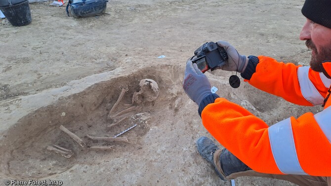 Une des inhumations en cours de fouille à Béziers (Hérault) en 2023. Cinq sépultures ont été installées sur la bordure supérieure des fosses, en lien avec un habitat néolithique probablement situé à l'ouest, à l'extérieur de l'emprise de la fouille. 