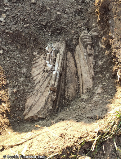 Découverte du corps d'une statue monumentale en calcaire datant de la 1ère moitié du 1er s. après notre ère, dans les remblais bordant la voie antique à Briord (Ain) en 2020. 