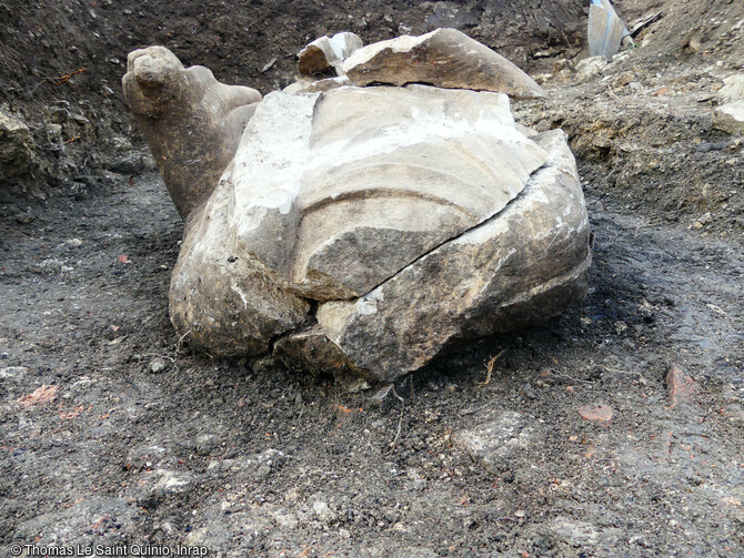 Statue monumentale en calcaire datant de la 1ère moitié du 1er s. après notre ère, dégagée au niveau des remblais bordant la voie antique à Briord (Ain) en 2020. Détail de la cassure du cou et état de la statue brisée sur place. 