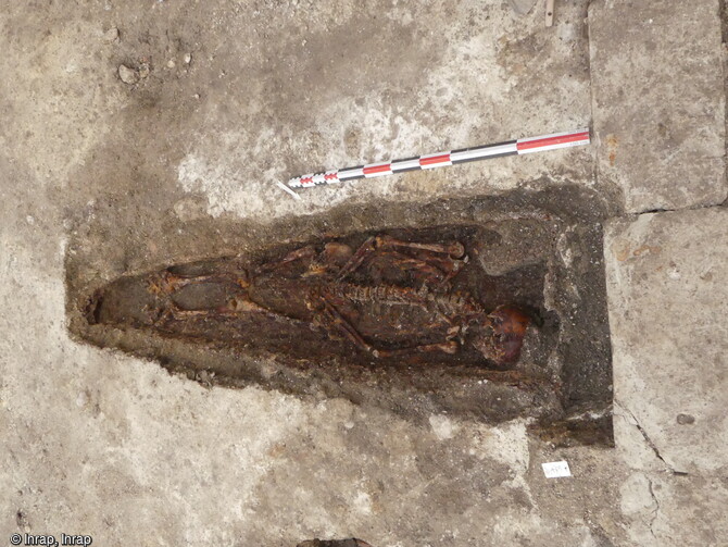 Sépulture en cercueil préservée dans l'église du couvent des Cordeliers (fin XVIIe-XVIIIe siècles) et mise au jour au cours de la fouille à Cognac (Charente) en 2023. 