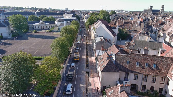 Vue par drone de la tranchée d'installation du réseau de chauffage urbain dans la rue Diderot à Dijon (Côtes-d'Or) en 2023. Ces tranchées ont été l'occasion pour les archéologues d'effectuer de nouvelles observations sur les fortifications médiévale et moderne ainsi que sur l'évolution de ce quartier situé au nord-est du centre historique. 