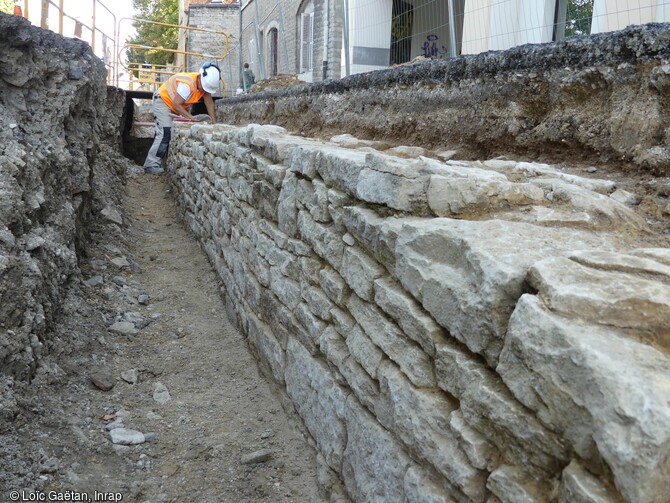 Élévation du mur du parcellaire bâti, côté extérieur, en cours de fouille à Dijon (Côtes-d'Or) en 2023, qui permet de confirmer pour la première fois que ce secteur est urbanisé au moins depuis de XIVe siècle. 