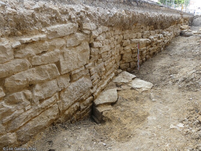 Élévation du mur arrière du bâti médiéval, côté intérieur, avec murs de refend matérialisant les différente parcelles loties, mis au jour au cours de la fouille à Dijon (Côtes-d'Or) en 2023. 
