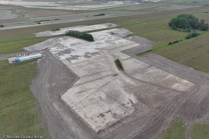 Vue aérienne de la fouille dans l'ancien estuaire de la Denna en plaine maritime flamande à Dunkerque (Nord). Dans le cadre de l'extension du port de Dunkerque, les archéologues ont mis au jour des traces d'une conquête progressive des marais littoraux à partir du Xe siècle. Le paysage porte la marque de cette poldérisation.