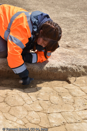 Détail du sol réalisé en motte de terre crue réalisé au Néolithique  à Ivry-sur-Seine (Val-de-Marne).