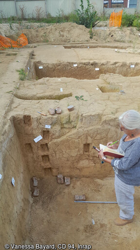 Prélèvement de sédiments sur le site d'Ivry-sur-Seine (Val-de-Marne), en vue d'une étude micro-morphologique des mottes en terre crue en laboratoire. 