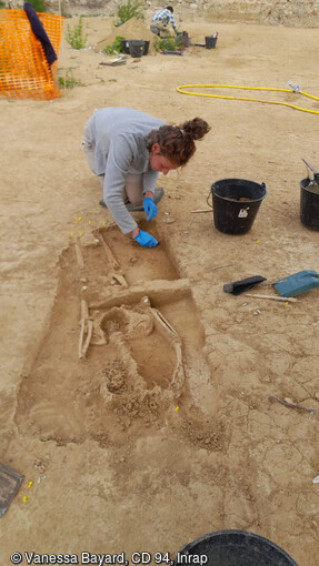 Dégagement d'une sépulture de l'âge du Fer sur le site d'Ivry-sur-Seine (Val-de-Marne).