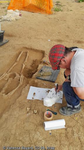 Dégagement d'une sépulture de l'âge du Fer sur le site d'Ivry-sur-Seine (Val-de-Marne).