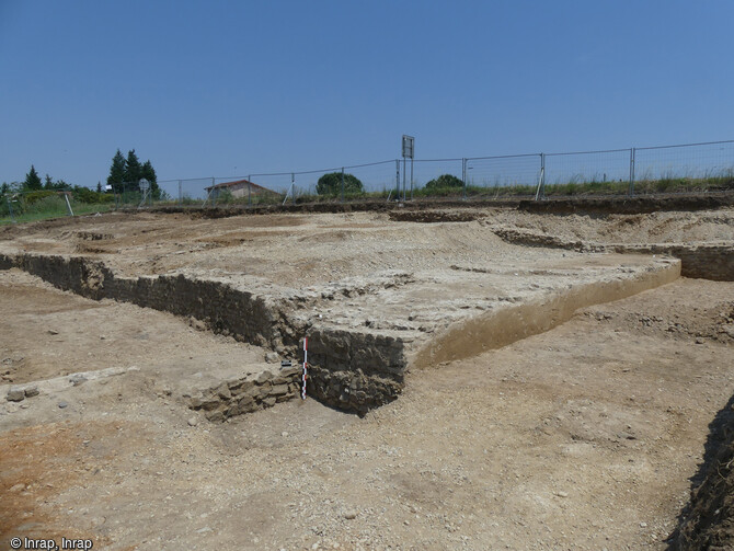 L'établissement vinicole construit au 1er s. de notre ère à Laveyron (Drôme) en cours de fouille. Vue de la plateforme soutenant les pressoirs. Au premier plan, la base des bassins  qui reçoivent le jus de raisin après foulage. 