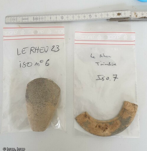 Objets lithiques datant du Néolithique, mis au jour au cours de la fouille au Rheu (Ille-et-Vilaine) : silex et fragment de bracelet en schiste. 