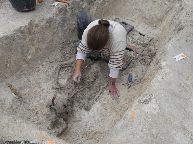 Sépulture d'un individu enterré sur le ventre en cours de fouille dans la nécropole antique découverte rue Soussillon à Reims (Marne). Les 1200 m2 fouillés ne représentent qu'une portion d'une vaste nécropole. Les vestiges funéraires découverts consistent en une vingtaine d'inhumations en cercueils cloués ainsi que quelques crémations.