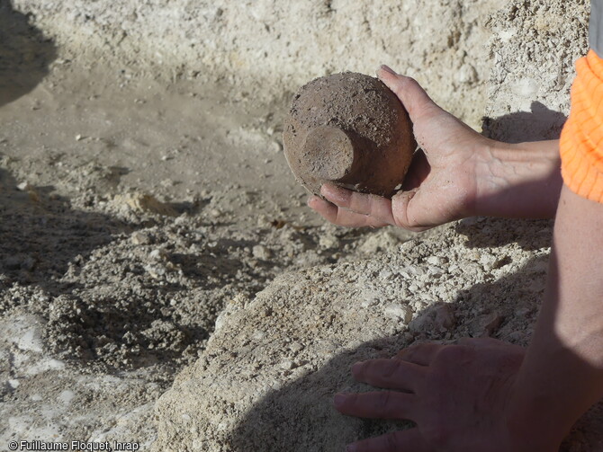 Petite cruche prélevée lors du démontage d'une sépulture dans la nécropole antique de la rue Soussillon à Reims (Marne).