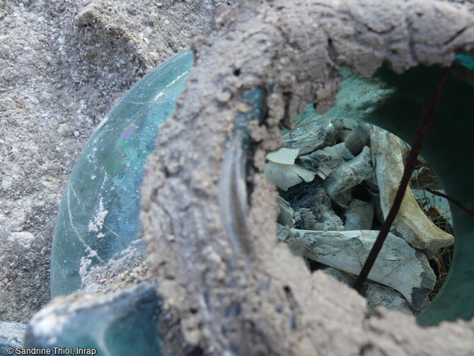 Détails des ossements humains présents dans l'urne en verre d'une sépulture à incinération dans la nécropole antique de la rue Soussillon à Reims (Marne)