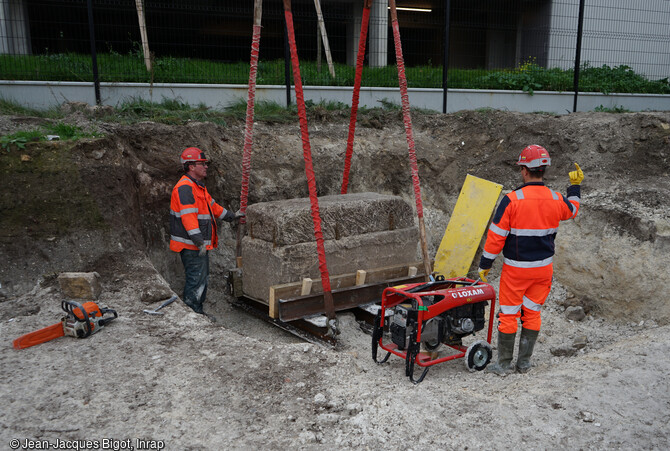 Enlèvement du sarcophage monumental découvert dans la nécropole antique de la rue Soussillon à Reims (Marne), sur un structure métallique. 