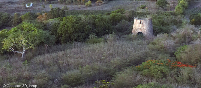 Vue aérienne du moulin à vent de l'habitation coloniale Belle-Allée à Saint-François (Guadeloupe). Abandonné lors des troubles révolutionnaires jusqu'au retour des propriétaires en 1802, le moulin est rebâti en 1827. 