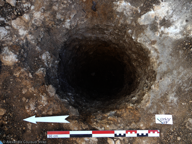 Trou de poteau après la fouille, directement creusé dans le substrat calcaire mis au jour dans l'habitation Belle-Allée à Saint-François (Guadeloupe).