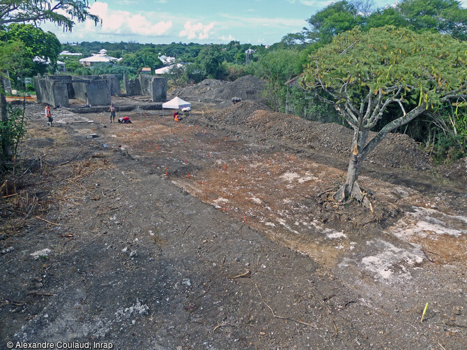 Vue générale de l'emprise de la fouille en 2023 de l'ancienne habitation coloniale Belle-Allée à Saint-François (Guadeloupe).