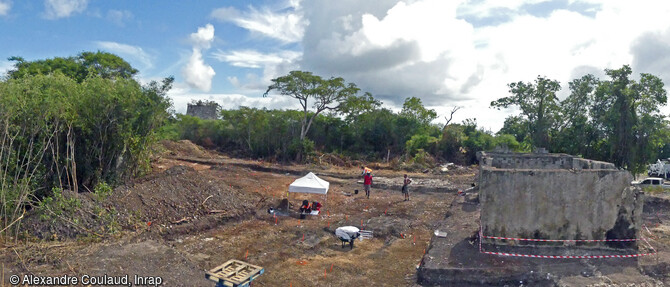 Bâtiment rectangulaire encore en élévation sur l'ancienne habitation coloniale Belle-Allée à Saint-François (Guadeloupe).