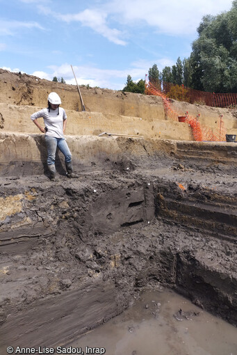 Investigation profonde sur le site de fouille de  Thourotte (Oise) où à été mis au jour des vestiges remontant au Mésolithique. La nappe de mobilier se caractérise par une forte dispersion verticale des vestiges. Il s'agit d'un phénomène récurant pour les sites  préhistoriques du début de l'Holocène qui connaissent une faible sédimentation associée à une forte activité biologique végétale et animales qui remonte certains objets anciens et en enfouit des plus récents. 