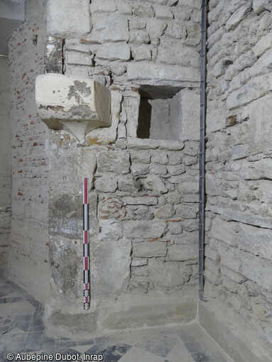 Piédroit d'une cheminée et armoire latérale (fin XVe s. - début XVIe s.) d'une vaste pièce, probablement une ancienne cuisine,  au rez-de-chaussée d'un bâtiment du Castel-Franc à Vichy (Allier). 