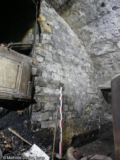 Cave voutée en berceau, partiellement enterrée, en cours de fouille  dans un bâtiment (fin XVe s.-début XVIe s.) du Castel-Franc à Vichy (Allier). 