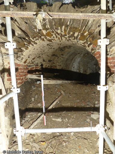 Départ d'une galerie souterraine sous le mur gouttereau sud de l'église du XIVe siècle de l'ancienne chartreuse de Sainte-Croix-en-Jaretz (Loire). La présence de cette galerie et la découverte de plusieurs cavités (façonnées ou maçonnées) suggère une gestion raisonnée de l'eau dans ce secteur de la chartreuse dès l'époque médiévale. 