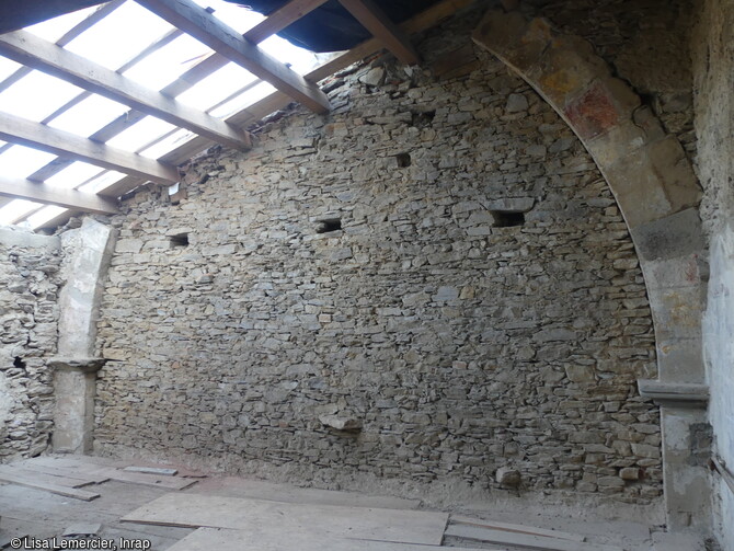 L'arc triomphal de l'église du XIVe siècle de Sainte-Croix-en-Jaretz (Loire). La première phase de construction correspond à l'édification d'une vaste nef quadrangulaire, d'environ 100 m2, délimitée à l'est par un arc triomphal en pierre de taille. 