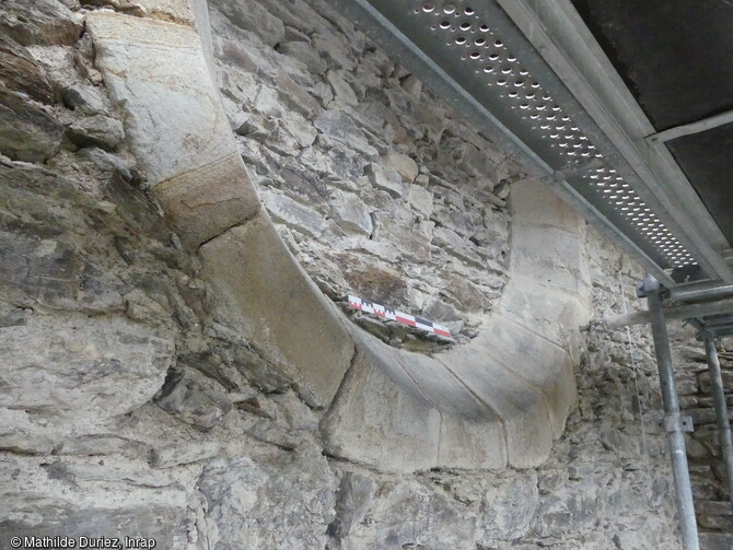Oculus appareillé au mur gouttereau nord du chœur. La seconde phase de construction de l'église du XIVe siècle de l'ancienne chartreuse de Sainte-Croix-en-Jaretz (Loire) correspond à l'élévation du chœur. 