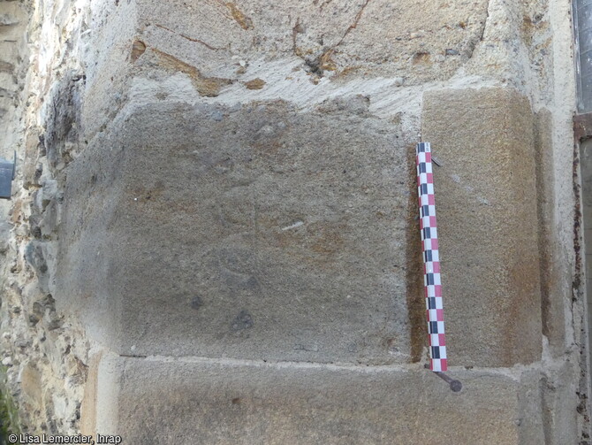 Signe lapidaire sur une pierre de la baie du chevet. La seconde phase de construction de l'église du XIVe siècle de l'ancienne chartreuse de Sainte-Croix-en-Jaretz (Loire) correspond à l'élévation du chœur.