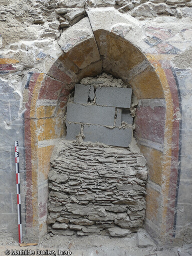 Plusieurs aménagements, contemporains du chœur, sont réalisés sur les élévations de la nef lors de la seconde phase de construction de l'église du XIVe siècle de l'ancienne chartreuse de Sainte-Croix-en-Jaretz (Loire). Le dispositif d'éclairage d'origine est abandonnée. Deux fenêtres sont insérées au centre des murs nord et sud, tandis qu'une baie monumentale est ouverte en façade occidentale. 