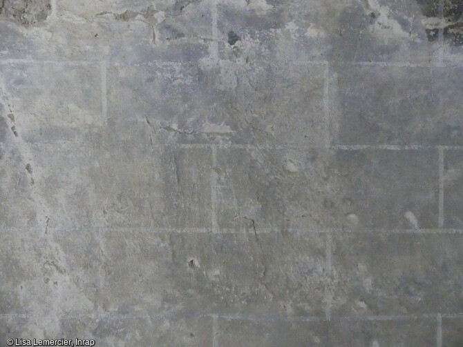 Un vaste programme décoratif est réalisé au début de XIVe siècle dans la nef de l'église de l'ancienne chartreuse de Sainte-Croix-en-Jaretz (Loire) : Un décor peint de faux appareil de pierre grise à joint blanc recouvre les parties hautes des parements intérieurs de la nef. 