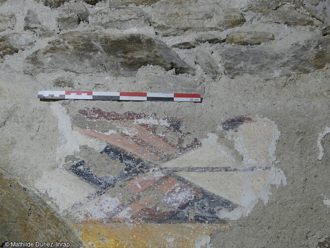 Un vaste programme décoratif est réalisé au début de XIVe siècle dans la nef de l'église de l'ancienne chartreuse de Sainte-Croix-en-Jaretz (Loire) : Le décor peint de faux appareil de pierre est surmonté d'une frise géométrique qui courait sur les murs jusqu'à l'encadrement intérieur des fenêtres. 