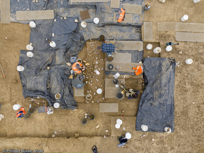Vue aérienne du niveau archéologique du site solutréen (entre 24 000 et 22 000 ans avant notre ère) de Fragnes-La-Loyère (Saône-et-Loire) en cours de fouille. Ce niveau archéologique apparaît entre 40 et 50 cm du sol actuel. 